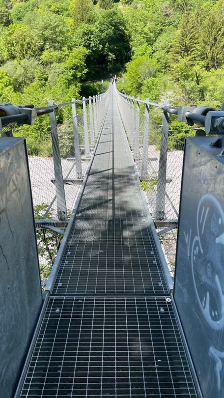 Hey wat leuk, een hangbrug! 🫣
