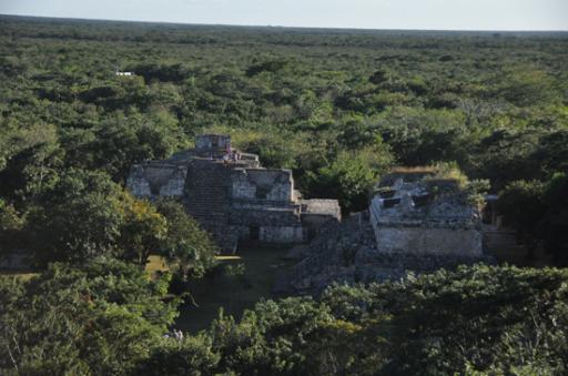 Uitzicht vanaf de piramide van Ek Balam