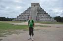Rutger bij de grote piramide van Chichen Itza