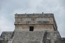 Tempel bovenop de piramide