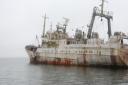 Een van de scheepswrakken vlak bij de kust