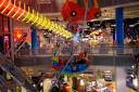 In het reuzenrad in de Toys 'r Us ...