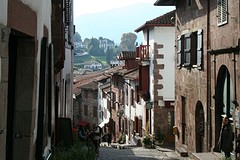 Saint-Jean-Pied-de-Port-la-rue-de-la-citadelle-02-a-CDT64v