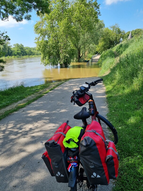 De Loire is buiten haar oevers getreden #omrijden