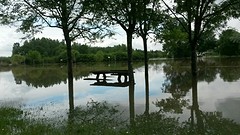 Ondergelopen picknicktafel