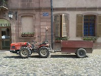 Kleine tractors voor tussen de druivenranken