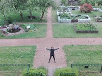Dikkie in de kloostertuin