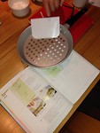 Het recept van spätzli, de pan is een knöpfli
