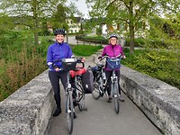 Ingrid en Dirkje op de brug in Bischofszell