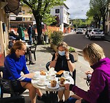 Opwarmen op het terras, mondkapjes nog verplicht hier in restaurant en winkels