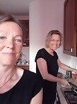 Dirkje en Yvonne aan het koken