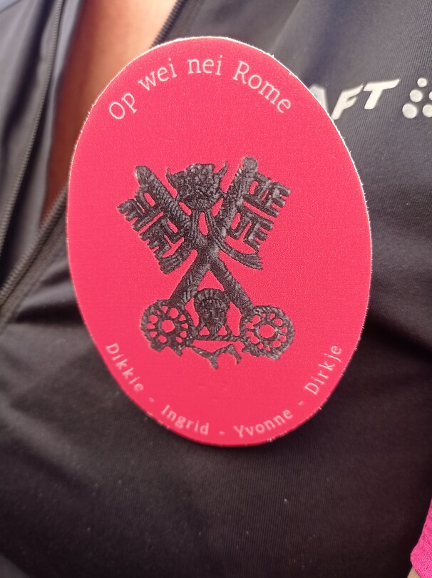 Een prachtige button met de Petrus sleutel, deze kregen we van de mannen bij aankomst ❤️