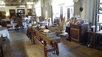 Ontbijtbuffet op een oude werkbank