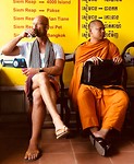 Wachten op de bus naar Phnom Penh