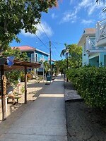 De sidewalk in Placencia Village