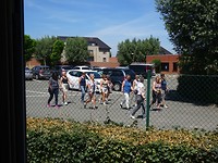 Een wandelclub gaat met de stokken uit wandelen