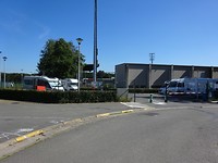 De camperplaats naast het stadion van Harelbeke