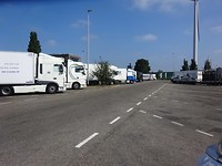 Veel vrachtwagens, ook op de parkeerterreinen