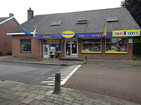 Achter deze winkel is de camperplaats