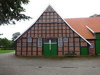 Oude boerderij in Biene met een tekst boven de deur