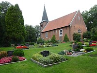 Het kerkje met de mooie begraafplaats