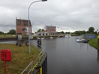 Groot hotel aan de andere kant van de Elbe