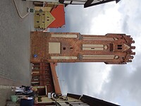 Toren aan de andere kant van de stad met gesloopte poort