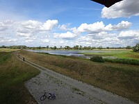 Boven kijk je over het natuurgebied