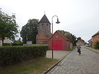 De kerk en brandweerkazerne in Storkau
