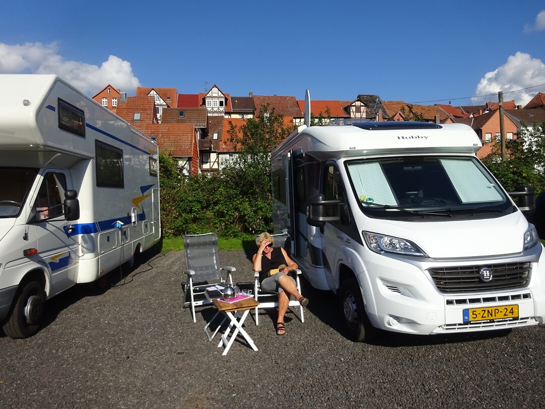 Aan de thee op ons eigen terras