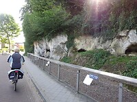 Langs de grotten