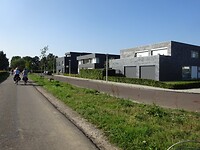 Moderne huizen aan de buitenkant van Maastricht