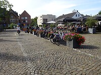 Terrassen waren vol op het kerkplein