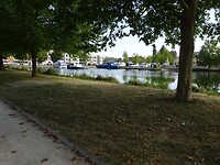 Het haventje met daar achter de camperplaats