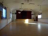 De zaal in het dorpshuis