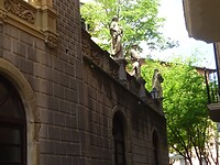 Beelden bovenop de muur