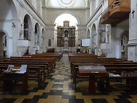 Vanaf achter het hek de binnenkant van de kerk