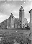 Rechts de kerk van 1923 en links de kerk die in 1924 gesloopt werd