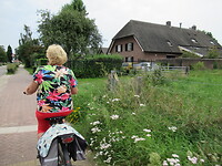 We fietsen naar het dorp