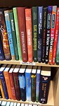Ook Tineke haar boeken staan daar in de boekwinkel