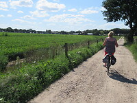 Over het Jufferspad en links de camperplaats