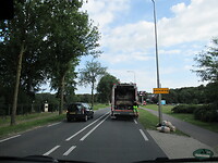Jong meisje achterop de vuilniswagen!