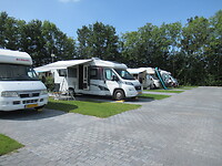 Op de vernieuwde camperplaats voor de camping