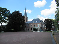 Achter het Kulturhus, de kerk