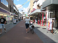 Lopen door de winkelstraat