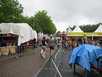 Daar achter is de kermis, maar nog niet open