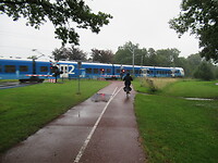 Terug in de regen stoppen voor de trein!
