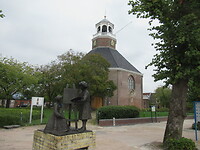 De kerk in St Annaparochie met Rembrandt en Saskia op de voorgrond