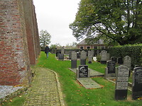 Het oude kerkhof naast de kerk