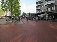 Lopen de winkelstraat in